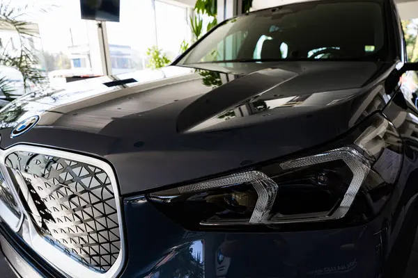 Lviv, Ukrayna - 25 Ağustos 2024: BMW iX1 elektro araba