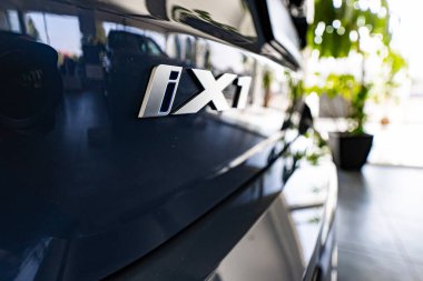 Lviv, Ukrayna - 25 Ağustos 2024: BMW iX1 elektro araba