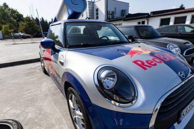 Lviv, Ukrayna - 25 Ağustos 2024: Red Bull Mini Cooper arabası