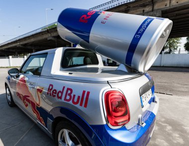 Lviv, Ukrayna - 25 Ağustos 2024: Red Bull Mini Cooper arabası