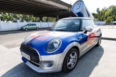 Lviv, Ukrayna - 25 Ağustos 2024: Red Bull Mini Cooper arabası