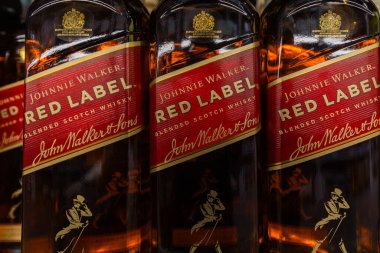 Lviv, Ukrayna - 26 Ağustos 2024: Johnnie Walker Kırmızı Etiketli Viski Şişeleri