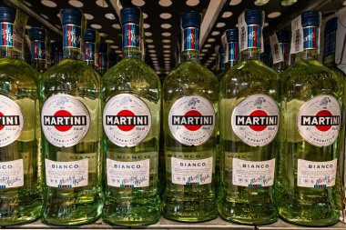 Lviv, Ukrayna - 26 Ağustos 2024: Martini bianco vermut şişeleri