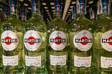 Lviv, Ukrayna - 26 Ağustos 2024: Martini bianco vermut şişeleri
