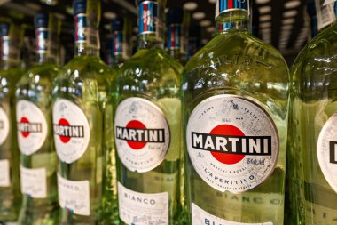 Lviv, Ukrayna - 26 Ağustos 2024: Martini bianco vermut şişeleri