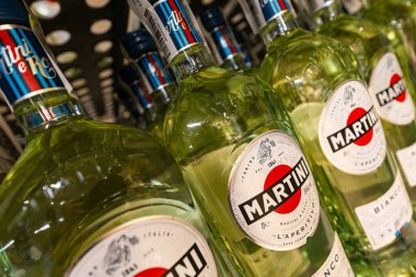 Lviv, Ukrayna - 26 Ağustos 2024: Martini bianco vermut şişeleri