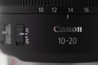 Lviv, Ukrayna - 18 Ağustos 2024: Canon RF 10-20 mm F4L STM lensidir