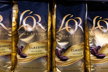 Lviv, Ukrayna - 25 Ağustos 2024: Lor Crema Absolu Classque Coffee Beans
