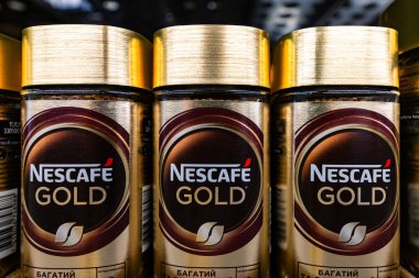 Lviv, Ukrayna - 25 Ağustos 2024: Nescafe Gold hazır kahve