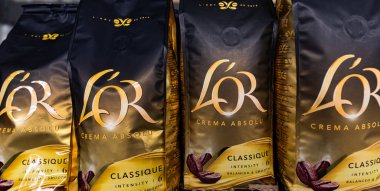 Lviv, Ukrayna - 25 Ağustos 2024: Lor Crema Absolu Classque Coffee Beans