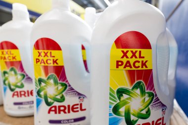Lviv, Ukrayna - 26 Ağustos 2024: Ariel Renkli Çamaşır Jeli