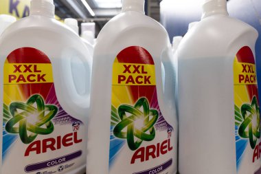 Lviv, Ukrayna - 26 Ağustos 2024: Ariel Renkli Çamaşır Jeli
