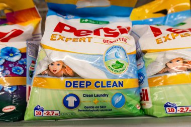 Lviv, Ukrayna - 26 Ağustos 2024: Persil Uzmanı Hassas Derin Temizlik Tozu