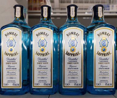 Lviv, Ukrayna - 26 Ağustos 2024: Bombay Sapphire Damıtılmış Londra Kuru İçecek Vapur Şişeleri