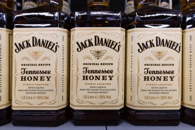 Lviv, Ukrayna - 26 Ağustos 2024: Jack Daniel 'in Nennessee Ballı Likör Şişeleri