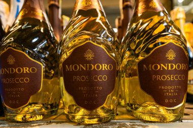Lviv, Ukrayna - 26 Ağustos 2024: Mondoro Prosecco şişe sırası