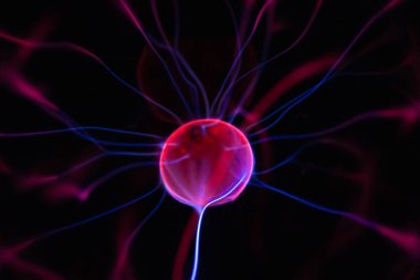 Plazma lambası ve küreye yakın çekim