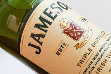 Dublin, İrlanda - 27 Ağustos 2024 Jameson İrlanda viskisi. Yeni Jameson Orijinal etiket