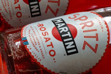 Lviv, Ukrayna - 17 Eylül 2024: Martini Spritz Rosato Biberonu