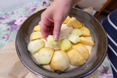 Tasarım amaçlı ev yapımı elmalı pasta hazırlama