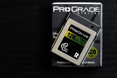 Lviv, Ukrayna - 19 Eylül 2024: ProGrade Digital CFexpress B Tipi Bellek Kartı 128 GB