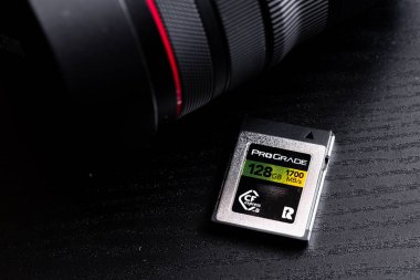 Lviv, Ukrayna - 19 Eylül 2024: ProGrade Digital CFexpress B Tipi Bellek Kartı 128 GB