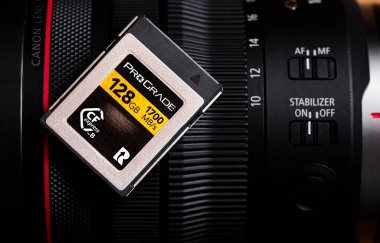 Lviv, Ukrayna - 19 Eylül 2024: ProGrade Digital CFexpress B Tipi Bellek Kartı 128 GB