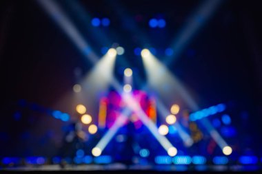 Sahnede bulanık, bulanık bir konser ışıklandırması