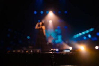 Sahnede bulanık, bulanık bir konser ışıklandırması