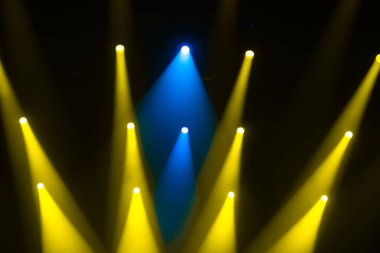 Sahnede bulanık, bulanık bir konser ışıklandırması