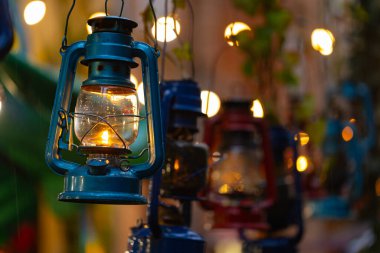 Lviv, Ukrayna 'daki kafede asılan gaz lambasının tasarım amacıyla kapatılması