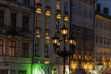 Lviv, Ukrayna 'daki pazar meydanında yağmurlu bir gecede fenerin kapatılması