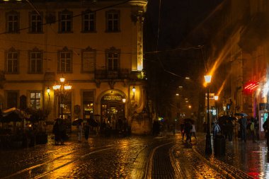 Lviv, Ukrayna - 14 Eylül 2024: Yağmurlu gecelerde Ukrayna 'nın Lviv kentindeki pazar meydanı