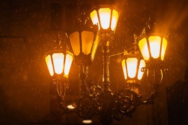 Lviv, Ukrayna 'daki pazar meydanında yağmurlu bir gecede fenerin kapatılması