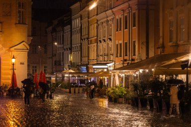 Lviv, Ukrayna - 14 Eylül 2024: Yağmurlu gecelerde Ukrayna 'nın Lviv kentindeki pazar meydanı