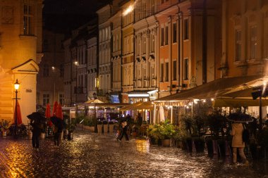 Lviv, Ukrayna - 14 Eylül 2024: Yağmurlu gecelerde Ukrayna 'nın Lviv kentindeki pazar meydanı