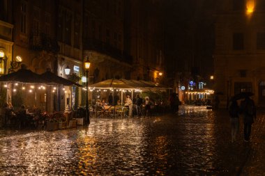 Lviv, Ukrayna - 14 Eylül 2024: Yağmurlu gecelerde Ukrayna 'nın Lviv kentindeki pazar meydanı