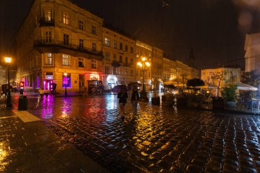 Lviv, Ukrayna - 14 Eylül 2024: Yağmurlu gecelerde Ukrayna 'nın Lviv kentindeki pazar meydanı