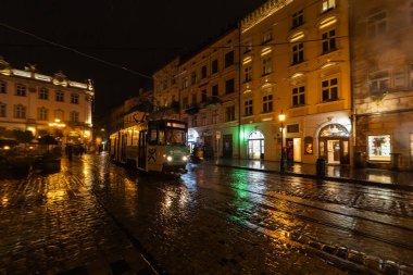 Lviv, Ukrayna - 14 Eylül 2024: Yağmurlu gecelerde Ukrayna 'nın Lviv kentindeki pazar meydanı