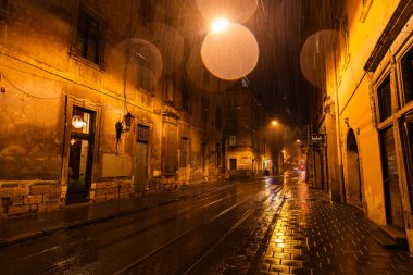 Lviv, Ukrayna - 14 Eylül 2024: Yağmurlu bir gecede Ukrayna 'nın Lviv kentindeki Antik Sokak