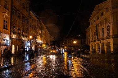 Lviv, Ukrayna - 14 Eylül 2024: Yağmurlu gecelerde Ukrayna 'nın Lviv kentindeki pazar meydanı