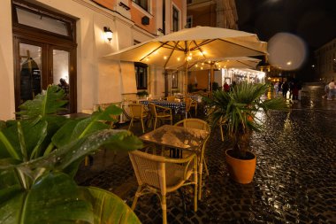 Lviv, Ukrayna - 14 Eylül 2024: Yağmurlu bir gecede Ukrayna 'nın Lviv kentindeki Antik Sokak