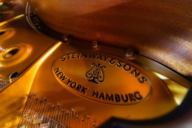 Lviv, Ukrayna - 29 Eylül 2024: Steinway and Sons siyah piyanonun logosu