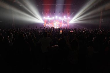 El ele tutuşup konserde fotoğraf çekiyoruz. Konser arkaplanı