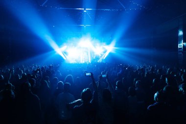 El ele tutuşup konserde fotoğraf çekiyoruz. Konser arkaplanı
