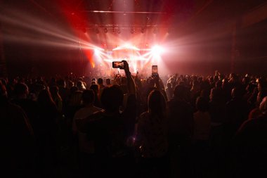 El ele tutuşup konserde fotoğraf çekiyoruz. Konser arkaplanı