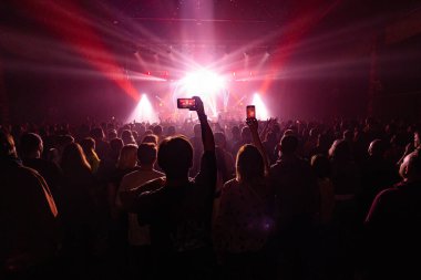 El ele tutuşup konserde fotoğraf çekiyoruz. Konser arkaplanı