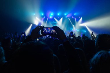 El ele tutuşup konserde fotoğraf çekiyoruz. Konser arkaplanı