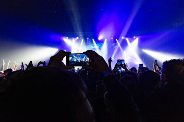 El ele tutuşup konserde fotoğraf çekiyoruz. Konser arkaplanı