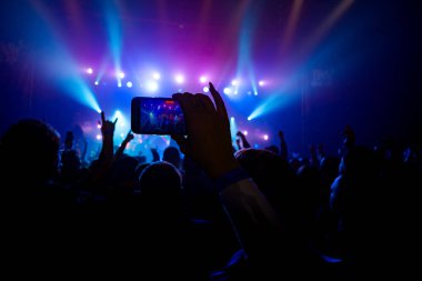 El ele tutuşup konserde fotoğraf çekiyoruz. Konser arkaplanı